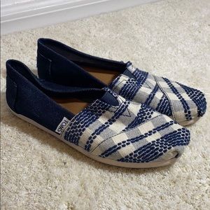 Toms pair of shoes size 6
